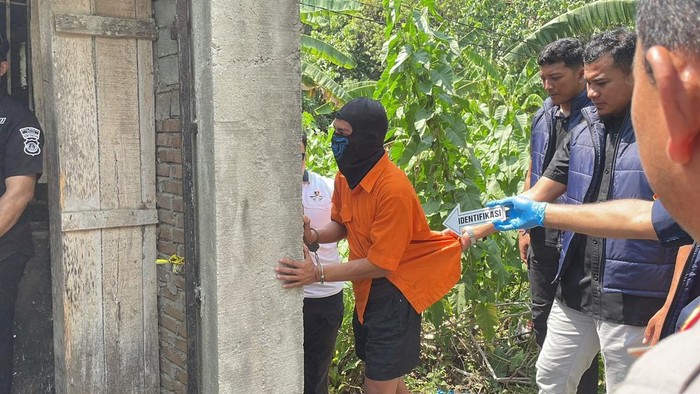 Pembunuh satu keluarga di Palu jalani prarekonstruksi usai ditangkap.
