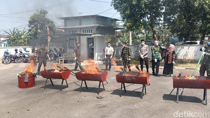 Pemusnahan barang bukti kejahatan yang ditangani Kejari Indramayu, Rabu 27 Agustus 2026
