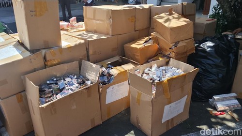 Pelaksanaan pemusnahan rokok ilegal oleh Kejari Denpasar, Kamis (27/8/2026).