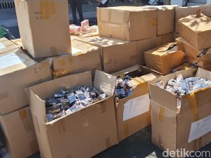 Kejari Denpasar Musnahkan Ribuan Slop Rokok Tanpa Cukai