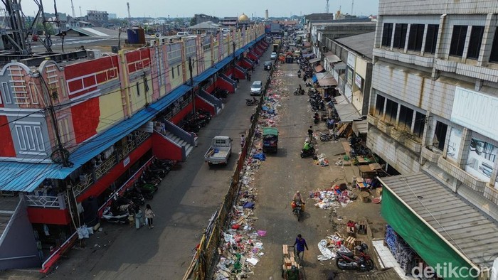 Penataan Pasar Baru Bekasi Berlanjut, Ratusan PKL Ditertibkan Pemerintah Kota Bekasi kembali melakukan penertiban pedagang kaki lima (PKL) di area Pasar Baru Bekasi, Kamis (27/8/2026). Sekitar 350 PKL nan selama ini berdagang di badan Jalan M. Yamin hingga area trotoar Jalan Ir. H. Juanda ditertibkan petugas gabungan.