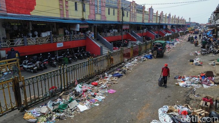 Penataan Pasar Baru Bekasi Berlanjut, Ratusan PKL Ditertibkan Pemerintah Kota Bekasi kembali melakukan penertiban pedagang kaki lima (PKL) di area Pasar Baru Bekasi, Kamis (27/8/2026). Sekitar 350 PKL nan selama ini berdagang di badan Jalan M. Yamin hingga area trotoar Jalan Ir. H. Juanda ditertibkan petugas gabungan.