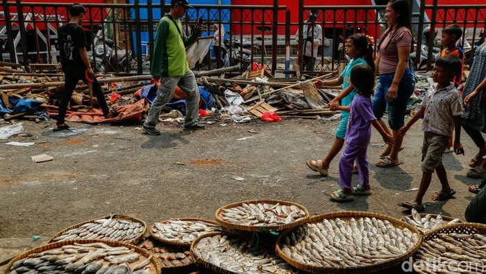 Penataan Pasar Baru Bekasi Berlanjut, Ratusan PKL Ditertibkan Pemerintah Kota Bekasi kembali melakukan penertiban pedagang kaki lima (PKL) di area Pasar Baru Bekasi, Kamis (27/8/2026). Sekitar 350 PKL nan selama ini berdagang di badan Jalan M. Yamin hingga area trotoar Jalan Ir. H. Juanda ditertibkan petugas gabungan.