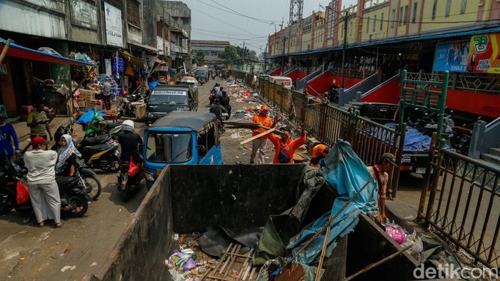 Penataan Pasar Baru Bekasi Berlanjut, Ratusan PKL Ditertibkan Pemerintah Kota Bekasi kembali melakukan penertiban pedagang kaki lima (PKL) di area Pasar Baru Bekasi, Kamis (27/8/2026). Sekitar 350 PKL nan selama ini berdagang di badan Jalan M. Yamin hingga area trotoar Jalan Ir. H. Juanda ditertibkan petugas gabungan.