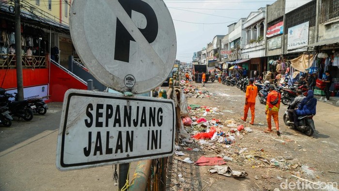 Penataan Pasar Baru Bekasi Berlanjut, Ratusan PKL Ditertibkan Pemerintah Kota Bekasi kembali melakukan penertiban pedagang kaki lima (PKL) di area Pasar Baru Bekasi, Kamis (27/8/2026). Sekitar 350 PKL nan selama ini berdagang di badan Jalan M. Yamin hingga area trotoar Jalan Ir. H. Juanda ditertibkan petugas gabungan.