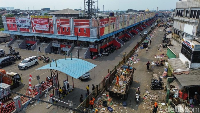 Pemerintah Kota Bekasi kembali melakukan penertiban pedagang kaki lima (PKL) di area Pasar Baru Bekasi, Kamis (27/8/2026). Sekitar 350 PKL nan selama ini berdagang di badan Jalan M. Yamin hingga area trotoar Jalan Ir. H. Juanda ditertibkan petugas gabungan.