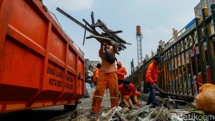 Penataan Pasar Baru Bekasi Berlanjut, Ratusan PKL Ditertibkan Pemerintah Kota Bekasi kembali melakukan penertiban pedagang kaki lima (PKL) di area Pasar Baru Bekasi, Kamis (27/8/2026). Sekitar 350 PKL nan selama ini berdagang di badan Jalan M. Yamin hingga area trotoar Jalan Ir. H. Juanda ditertibkan petugas gabungan.
