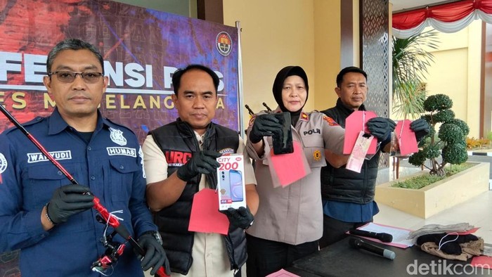 Petugas memperlihatkan barang bukti dari pencurian sepeda motor dalam rilis yang berlangsung di Polres Magelang Kota, Kamis (27/8/2026).
