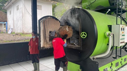 Pengoperasian insinerator di TPA Linggasana, Desa Bhuana Giri, Kecamatan Bebandem, Karangasem, Jumat (10/1/2025).