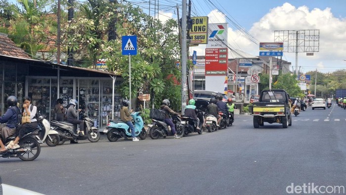 Kondisi antrean kendaraan di salah satu SPBU di Jalan Imam Bonjol, Denpasar, yang mengular hingga ke jalan, Kamis (27/8/2026). (Fabiola Dianira)