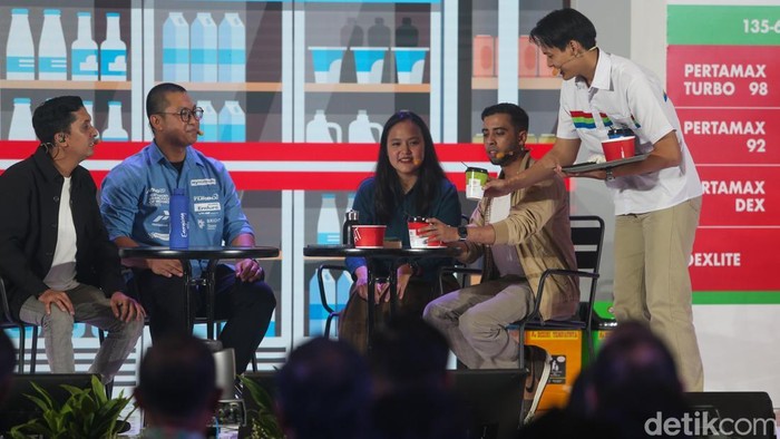 Pertamina Talks Episode 2 Kupas Isu Berkelanjutan Lewat Konsep Fun Direktur Transformasi & Keberlanjutan Bisnis PT Pertamina (Persero) Agung Wicaksono (tengah), Perwira Subholding Downstream Yoga Pratama, serta Sustainable Energy Expert sekaligus Founder Komodo Water, Shana Fatina datang sebagai pembicara dalam Pertamina Talks Episode 2 di Auditorium Menara Bank Mega, Jakarta, Kamis (27/8/2026).