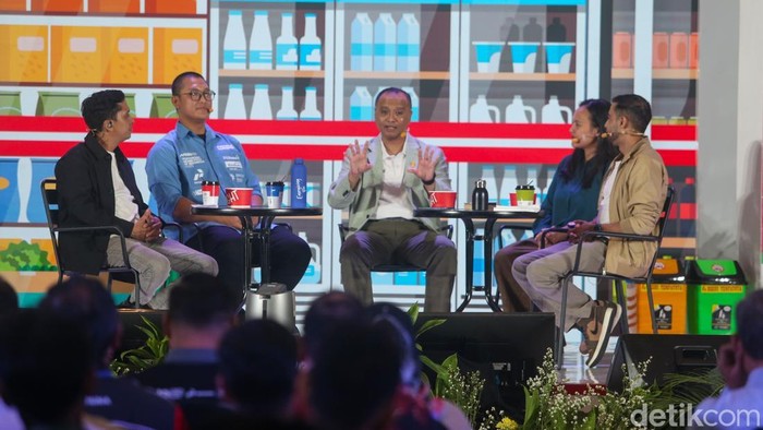 Direktur Transformasi & Keberlanjutan Bisnis PT Pertamina (Persero) Agung Wicaksono (tengah), Perwira Subholding Downstream Yoga Pratama, serta Sustainable Energy Expert sekaligus Founder Komodo Water, Shana Fatina datang sebagai pembicara dalam Pertamina Talks Episode 2 di Auditorium Menara Bank Mega, Jakarta, Kamis (27/8/2026).