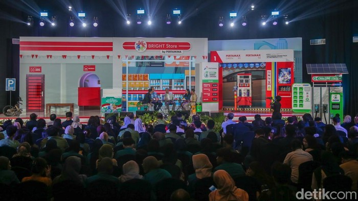 Pertamina Talks Episode 2 Kupas Isu Berkelanjutan Lewat Konsep Fun Direktur Transformasi & Keberlanjutan Bisnis PT Pertamina (Persero) Agung Wicaksono (tengah), Perwira Subholding Downstream Yoga Pratama, serta Sustainable Energy Expert sekaligus Founder Komodo Water, Shana Fatina datang sebagai pembicara dalam Pertamina Talks Episode 2 di Auditorium Menara Bank Mega, Jakarta, Kamis (27/8/2026).