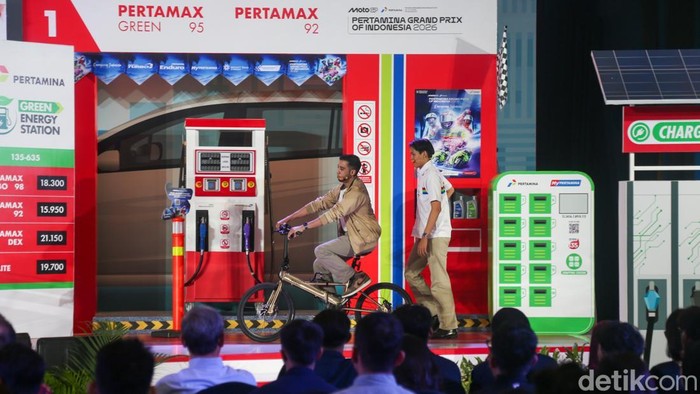 Pertamina Talks Episode 2 Kupas Isu Berkelanjutan Lewat Konsep Fun Direktur Transformasi & Keberlanjutan Bisnis PT Pertamina (Persero) Agung Wicaksono (tengah), Perwira Subholding Downstream Yoga Pratama, serta Sustainable Energy Expert sekaligus Founder Komodo Water, Shana Fatina datang sebagai pembicara dalam Pertamina Talks Episode 2 di Auditorium Menara Bank Mega, Jakarta, Kamis (27/8/2026).