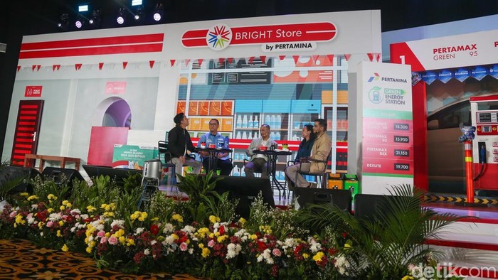 Pertamina Talks Episode 2 Kupas Isu Berkelanjutan Lewat Konsep Fun Direktur Transformasi & Keberlanjutan Bisnis PT Pertamina (Persero) Agung Wicaksono (tengah), Perwira Subholding Downstream Yoga Pratama, serta Sustainable Energy Expert sekaligus Founder Komodo Water, Shana Fatina datang sebagai pembicara dalam Pertamina Talks Episode 2 di Auditorium Menara Bank Mega, Jakarta, Kamis (27/8/2026).