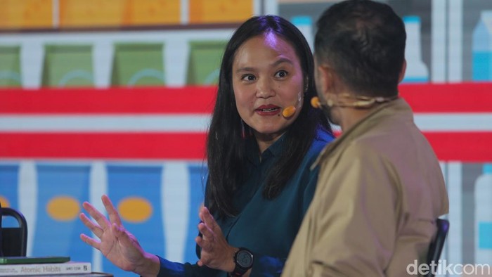 Pertamina Talks Episode 2 Kupas Isu Berkelanjutan Lewat Konsep Fun Direktur Transformasi & Keberlanjutan Bisnis PT Pertamina (Persero) Agung Wicaksono (tengah), Perwira Subholding Downstream Yoga Pratama, serta Sustainable Energy Expert sekaligus Founder Komodo Water, Shana Fatina datang sebagai pembicara dalam Pertamina Talks Episode 2 di Auditorium Menara Bank Mega, Jakarta, Kamis (27/8/2026).