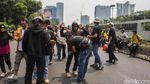 Petugas Periksa Barang Bawaan Massa Sebelum Masuk Zona Demo DPR