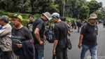 Petugas Periksa Barang Bawaan Massa Sebelum Masuk Zona Demo DPR