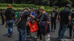 Petugas Periksa Barang Bawaan Massa Sebelum Masuk Zona Demo DPR