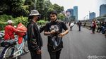 Petugas Periksa Barang Bawaan Massa Sebelum Masuk Zona Demo DPR