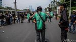 Petugas Periksa Barang Bawaan Massa Sebelum Masuk Zona Demo DPR