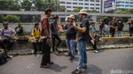 Petugas Periksa Barang Bawaan Massa Sebelum Masuk Zona Demo DPR