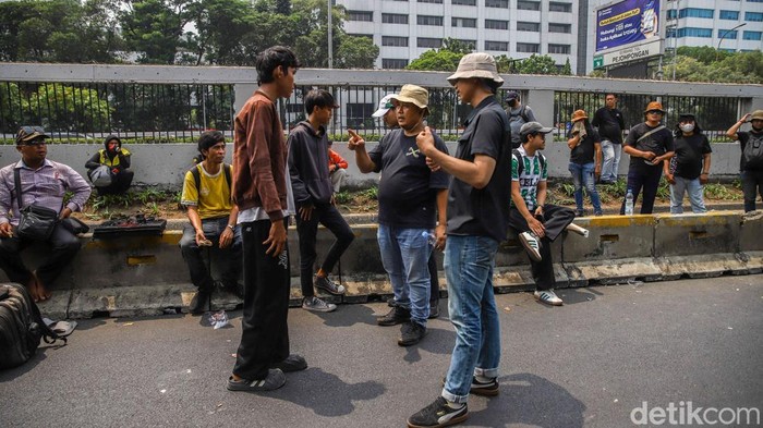 Petugas melakukan pemeriksaan terhadap barang bawaan massa aksi yang akan memasuki zona demonstrasi di depan Gedung DPR/MPR, Jakarta, Kamis (27/8/2026).

Pemeriksaan dilakukan di sejumlah titik akses menuju area demonstrasi yang telah ditentukan aparat keamanan. Peserta aksi diperiksa satu per satu sebelum diperbolehkan masuk ke kawasan tempat berlangsungnya penyampaian pendapat.
