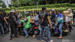 Petugas Periksa Barang Bawaan Massa Sebelum Masuk Zona Demo DPR