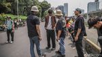 Petugas Periksa Barang Bawaan Massa Sebelum Masuk Zona Demo DPR