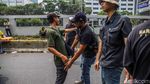 Petugas Periksa Barang Bawaan Massa Sebelum Masuk Zona Demo DPR