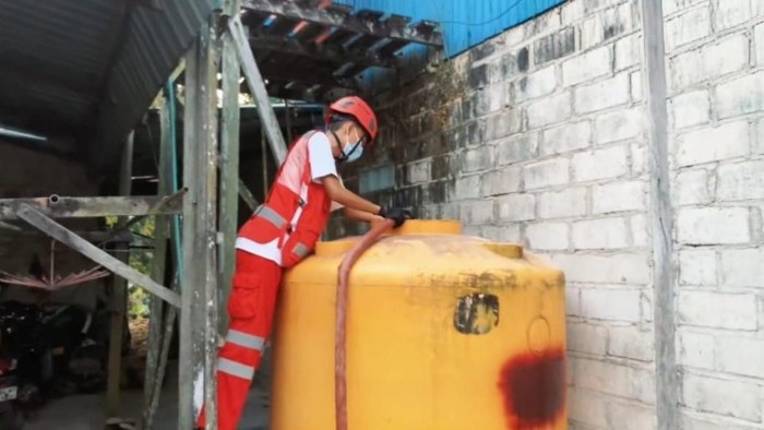 Petugas PMI mengirim air bersih ke Kotawaringin Barat yang terdampak kekeringan. (dok PMI Kobar)