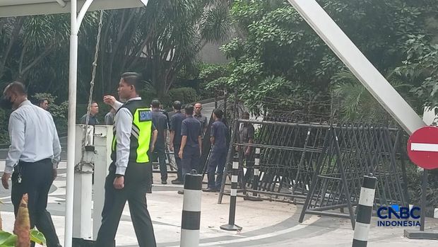 Pintu keluar Hotel Mulia mulai dipasangi kawat berduri dan dijaga petugas, di Jakarta, Kamis (27/8/2026). (CNBC Indonesia/Ferry Sandi)