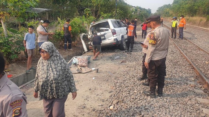 Polisi melakukan olah TKP mobil tertemper kereta api di Prabumulih