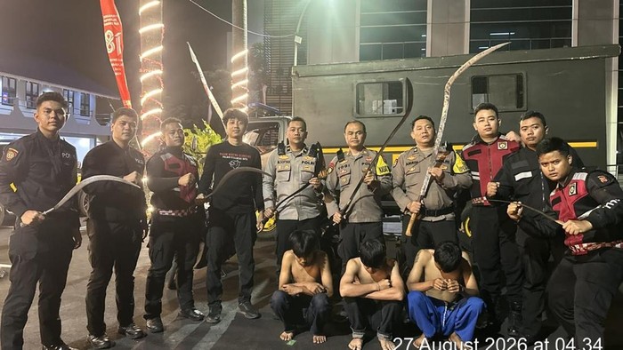Polisi menangkap tiga pemuda di Cibinong saat tawuran. (dok.istimewa)