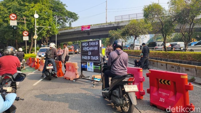 Polisi mengalihkan lalu lintas Jalan Gatsu ke Jalan Gerbang Pemuda jelang aksi DPR, Kamis (27/8/2026).