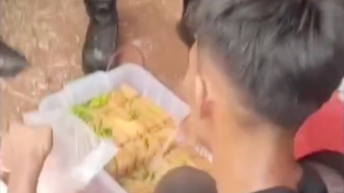 Polisi mengedepankan pendekatan humanis dan komunikatif saat mengamankan demonstrasi di depan gerbang gedung DPR/MPR di Senayan, Jakarta. (dok Ist)