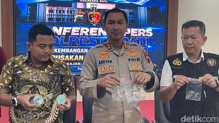 Polisi saat menunjukkan barang bukti berupa gotri saat konferensi pers di Polresta Pati, Kamis (27/8/2026).