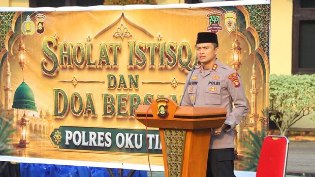 Polres OKU Timur Polda Sumsel menggelar Salat Istisqa atau salat memohon hujan sebagai bentuk ikhtiar spiritual untuk padamnya kebakaran hutan lahan (karhutla). (dok Polda Sumsel)