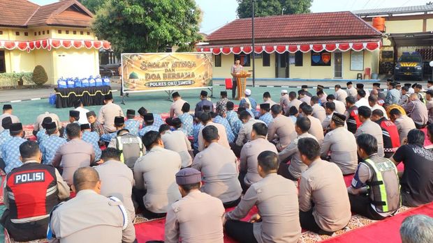 Polres OKU Timur Polda Sumsel menggelar Salat Istisqa atau salat memohon hujan sebagai bentuk ikhtiar spiritual untuk padamnya kebakaran hutan lahan (karhutla). (dok Polda Sumsel)