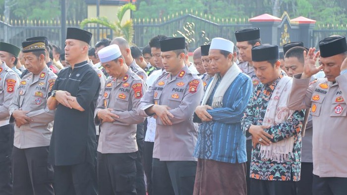 Polres OKU Timur Polda Sumsel menggelar Salat Istisqa atau salat memohon hujan sebagai bentuk ikhtiar spiritual untuk padamnya kebakaran hutan lahan (karhutla). (dok Polda Sumsel)
