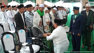 Momen Prabowo Sungkem Takzim ke Kiai Sepuh di Muktamar NU