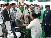 Momen Prabowo Sungkem Takzim ke Kiai Sepuh di Muktamar NU