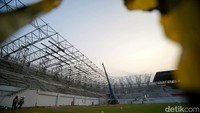 Pekerjaan ditandai dengan pemasangan konstruksi rangka atap stadion.