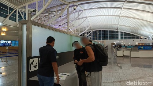 Proses deportasi LR, WN Prancis oleh petugas imigrasi.