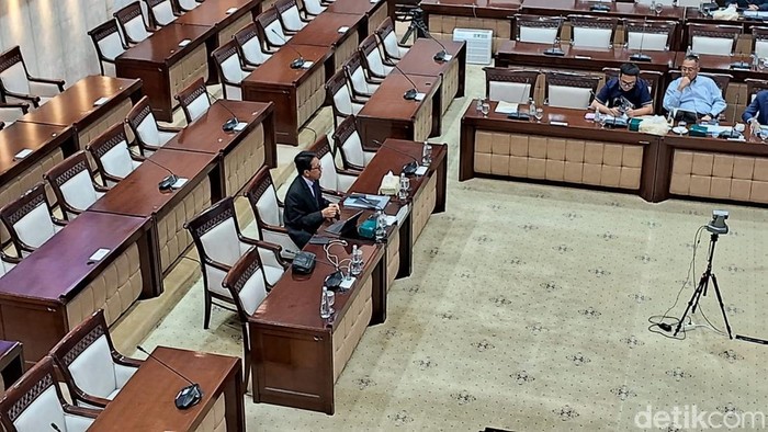M. Anwar Bashori menjalani fit and proper test untuk jabatan Deputi Gubernur BI di Komisi XI DPR, Kamis (27/8/2026).