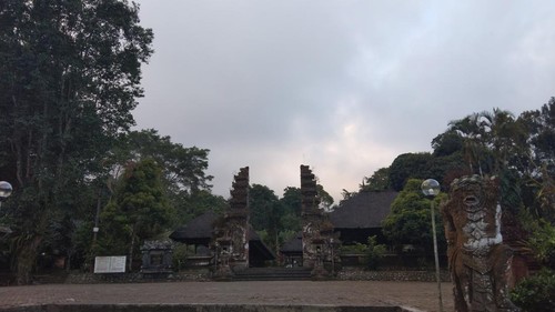 Pura Luhur Batukaru di kawasan Hutan Batukaru, Desa Adat Wongaya Gede, Kecamatan Penebel, Tabanan. Kawasan Hutan Batukaru dijaga kelestariannya lewat aturan adat. (Krisna Pradipta/detikBali)