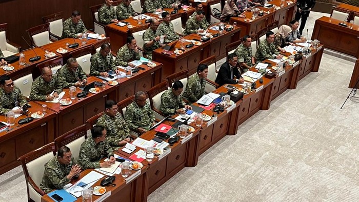 Rapat kerja Komisi I DPR dengan Kemhan membahas penjualan eks KRI Ki Hajar Dewantara di gedung DPR, Senayan, Jakarta, Kamis (27/8/2026).