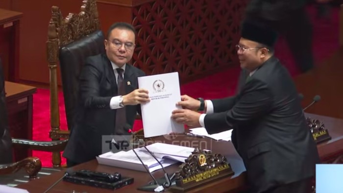 Ketua Timwas Haji DPR RI sekaligus Wakil Ketua DPR RI, Cucun Ahmad Syamsurijal, menyerahkan rekomendasi penyelenggaraan haji kepada pimpinan DPR dalam Rapat Paripurna DPR RI Ke-3 yang digelar di Gedung Nusantara, Kompleks Parlemen, Senayan, Jakarta, Kamis (27/8/2026).