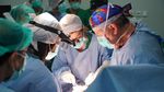Foto: Detik-detik Tim Dokter RSAB Harkit Operasi Janin dalam Kandungan, Pertama di RI