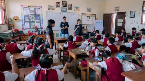 Relawan Bakti BUMN tengah mengajar di SDN 02 Sanur Kaja, Denpasar, Bali, beberapa waktu lalu.